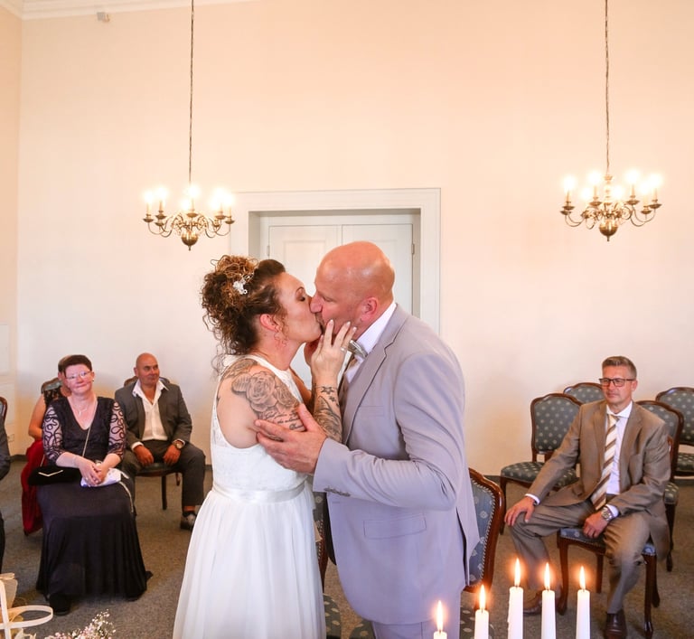 Hochzeitskuss nach der standesamtlichen Trauung – natürliche Hochzeitsfotografie von Hochzeitsfotograf Oranienburg.