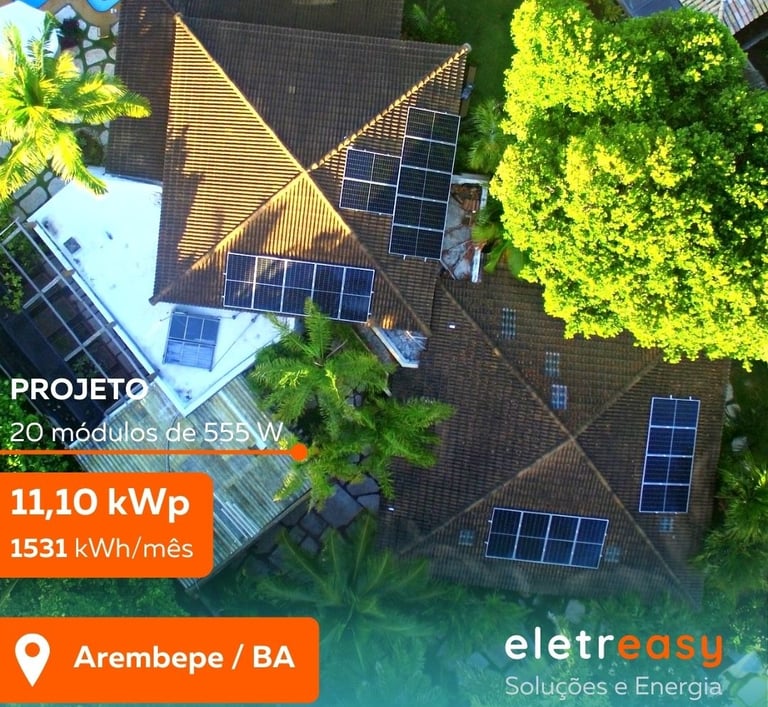 uma casa com painéis solares instalados no telhado