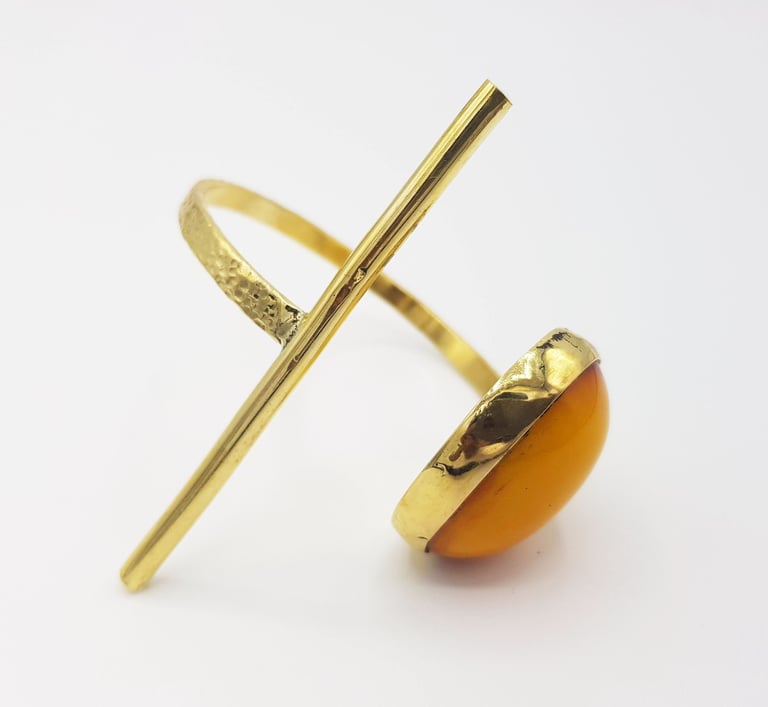 Bracelet d'avant-bras en laiton avec pierre d'opale.