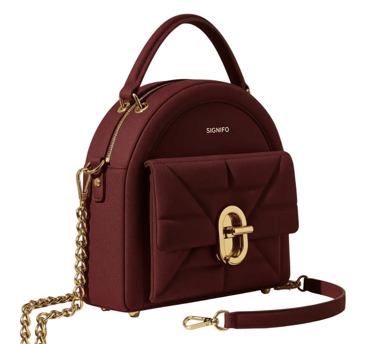 Tas marsala berbahan kanvas polyester SIGNIFO dengan detail rantai emas dan aksen buckle mewah.