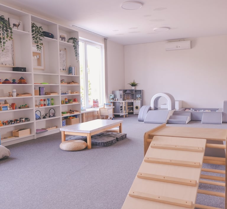 Gimtadienio šventė vaikui žaidimų kambaryje su Montessori žaislais