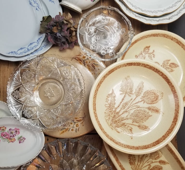 une table avec des assiettes et des bols