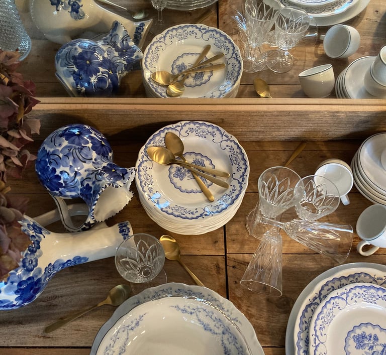 une table avec plusieurs assiettes et bols