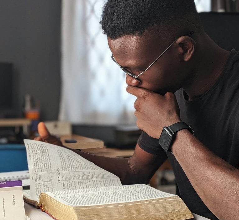 Giovane studente concentrato nello studio, esempio di mindset e crescita personale per giovani