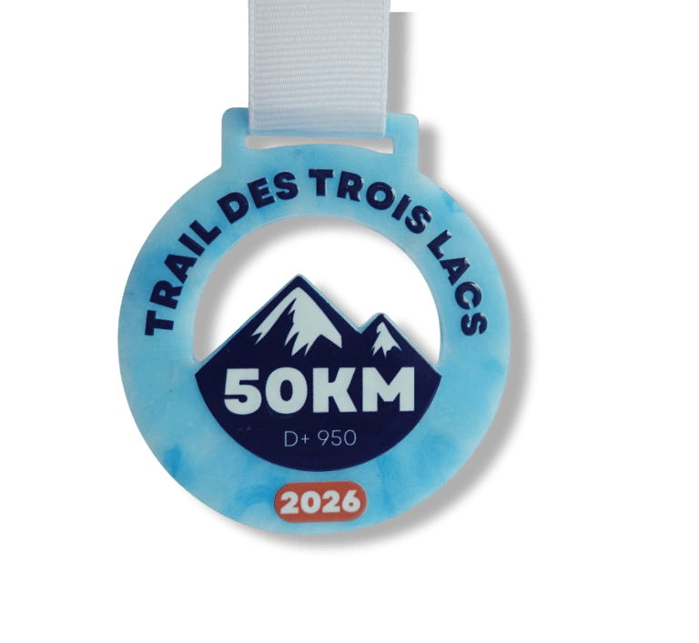 Gros plan sur une médaille de sport éco-responsable 100% en palstique recyclé