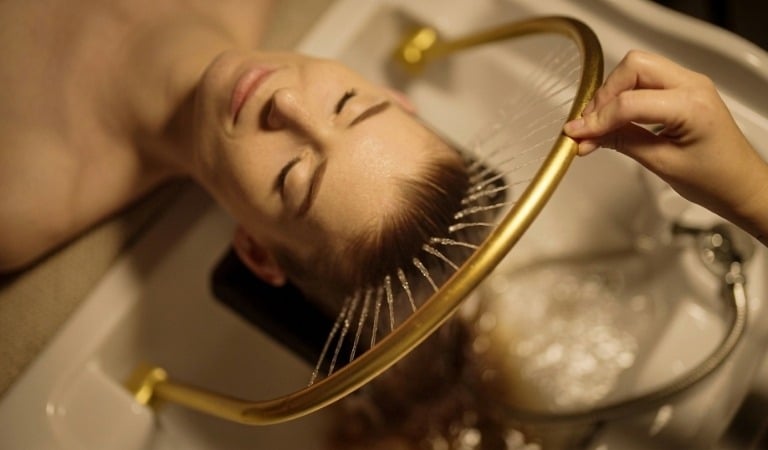 Soin Head Spa réalisé chez Fée Pour Vous