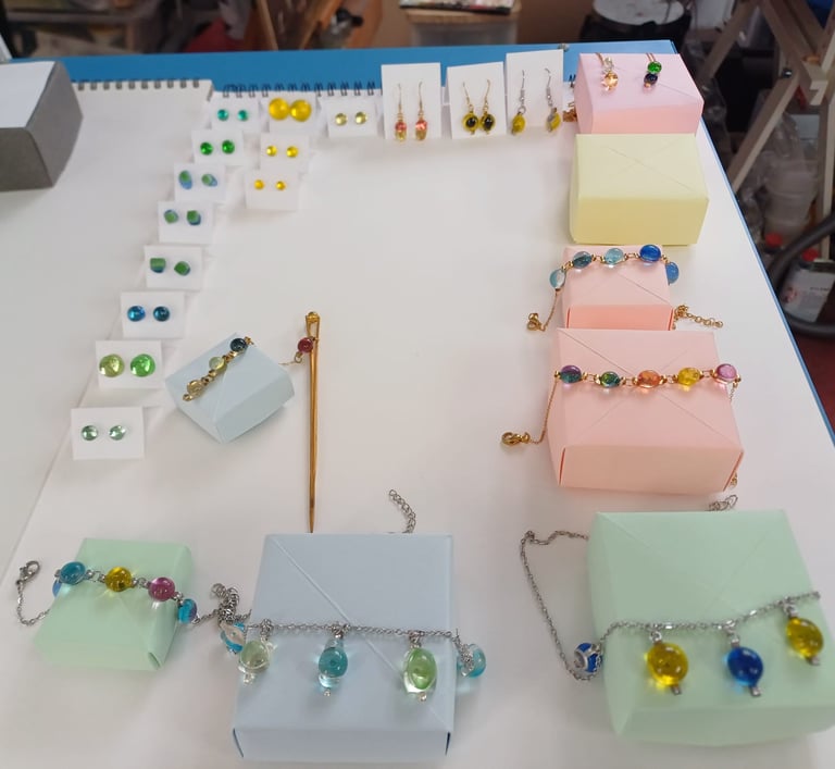 Bijoux en vitrail artisanaux — séries limitées, réalisés à Paris