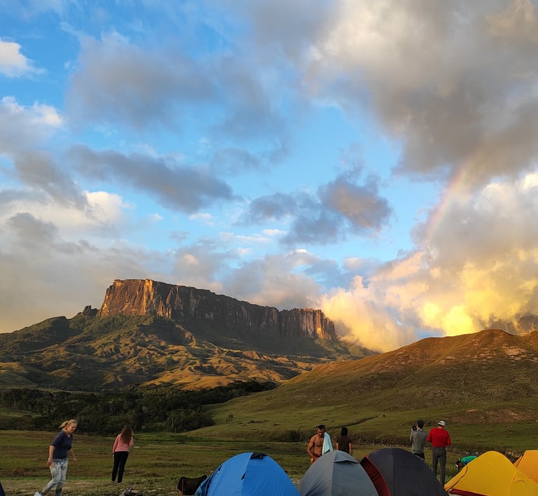 Vista del Tepuy Kukenan desde el campamento Rio Tek