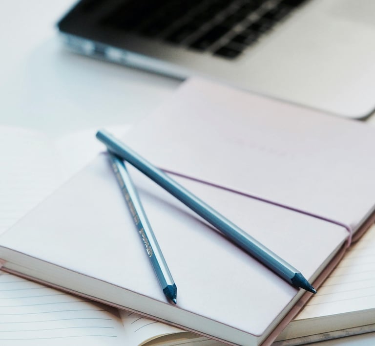 Planner agenda bianca posizionata accanto alla pagina 'La Nostra Mission' della sezione About