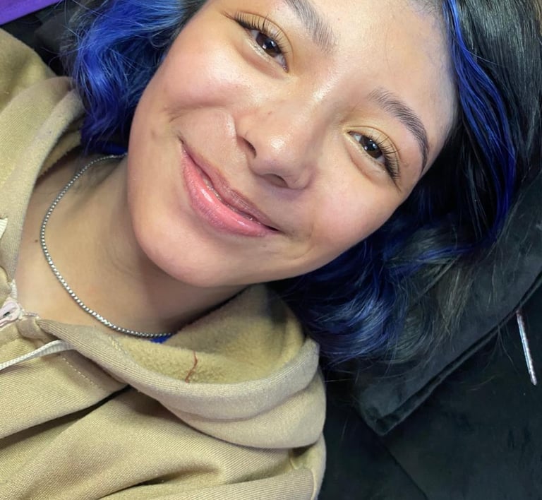 oven con reflejos azules en el cabello mostrando un servicio profesional de lifting