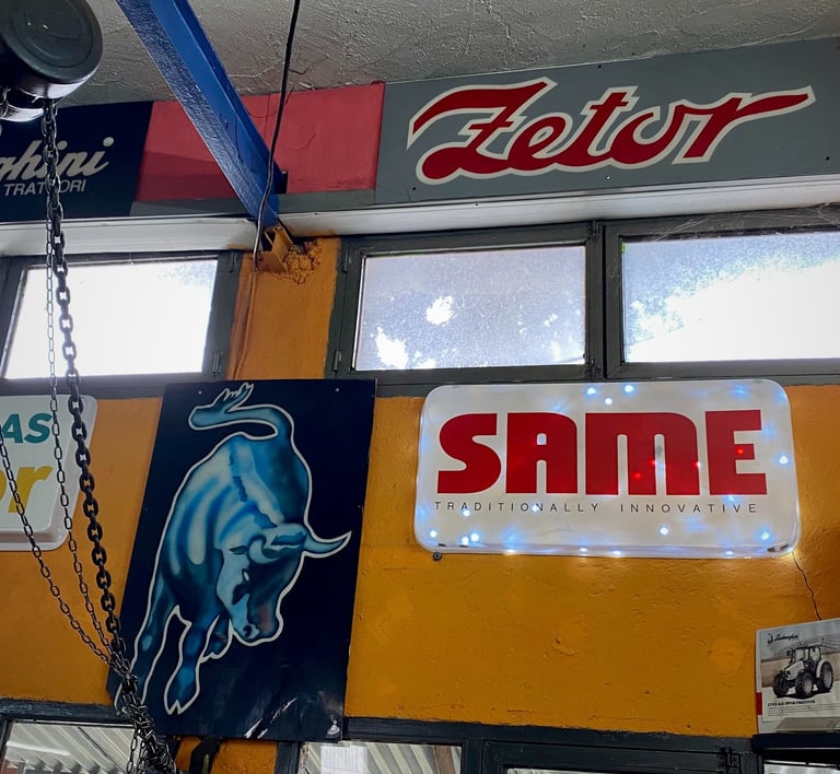 Εικόνα με τα κάδρα στον τοίχο του συνεργείου τρακτέρ στην Άρνισσα - Zetor, Same, Lamborghini