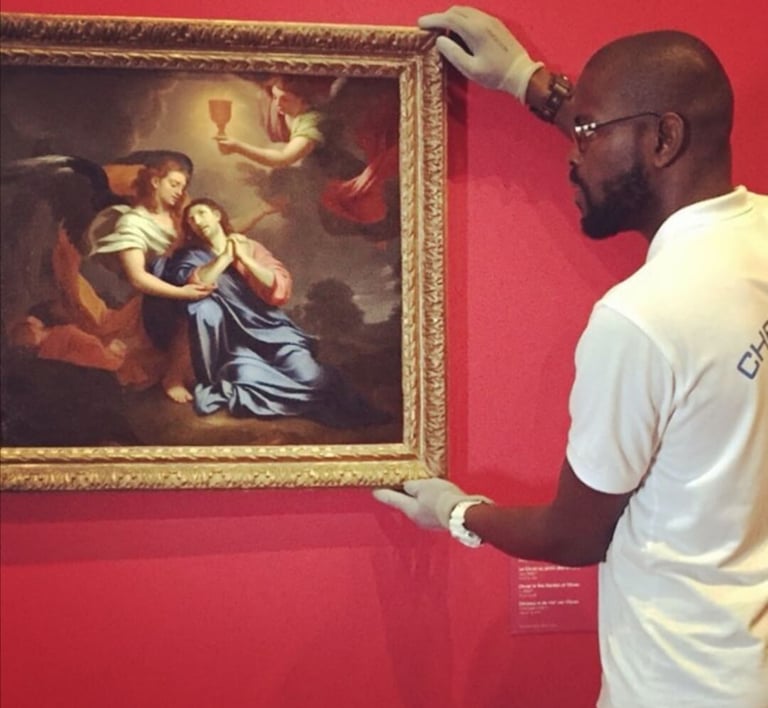 un, homme, de, chez, Well, Art, Transport, accroche, un, tableau, dans, un, musée,pour, instagram