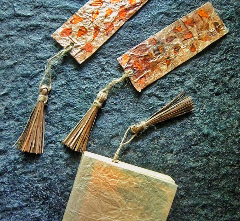 Natural tea paper marigold flower bookmark with tassel 