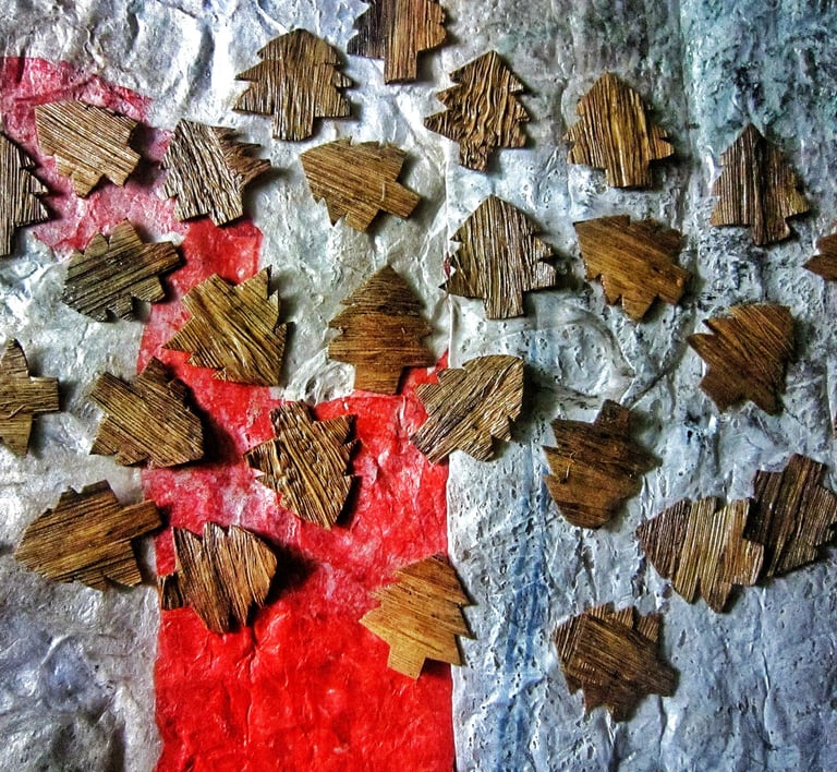 Sustainable corn husk christmas tree table confetti for beautiful table decor in christmas season 