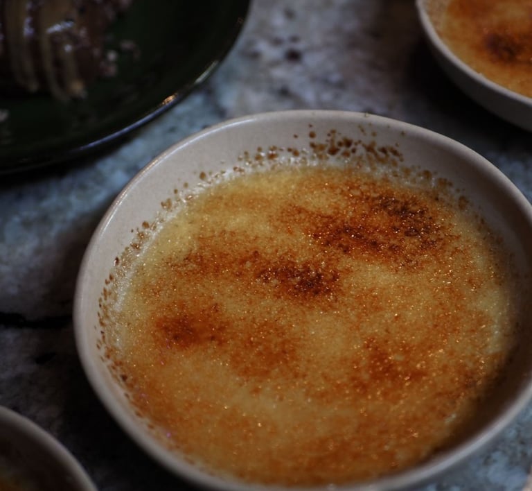 🤤 crème brûlé délicieuse et en arrière plan c'est du granit colonial white
