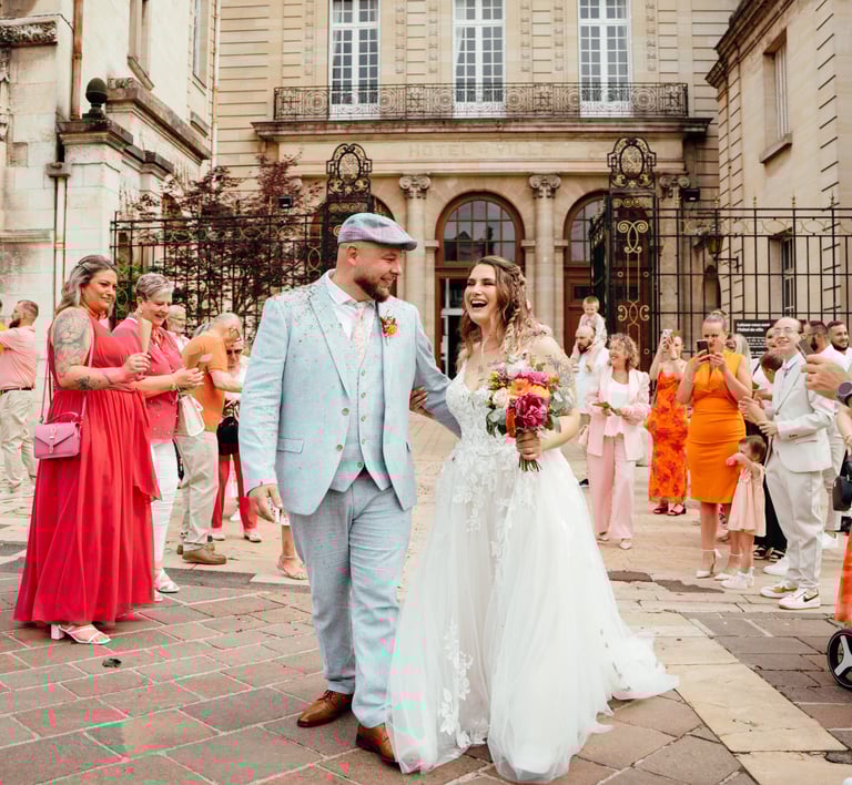 Sortie de mairie de deux mariés amoureux