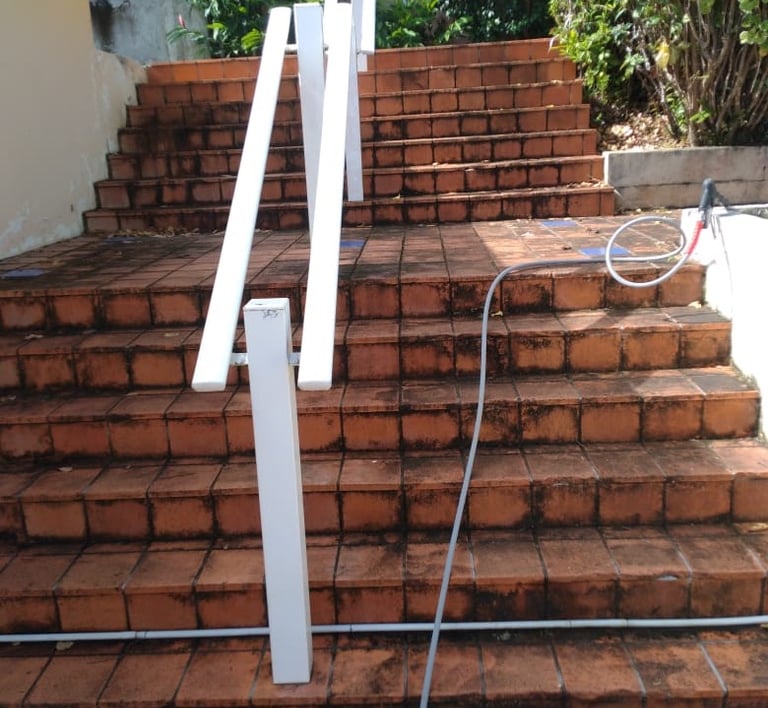 avant lavage escalier en  terre cuite