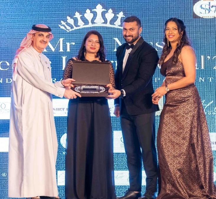 Priya fashions designer Priya Fernandes receiving award