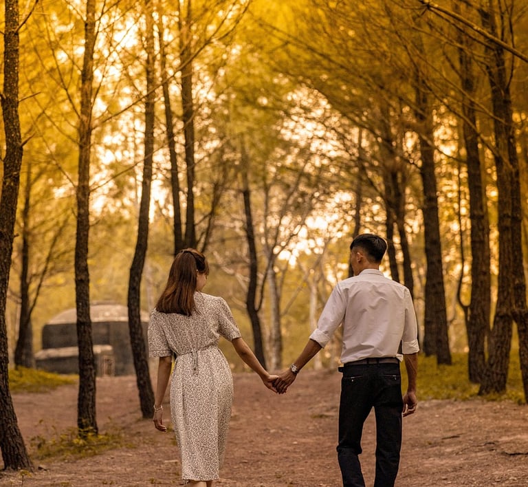 Pareja que reconecta paseando enamorados por un camino