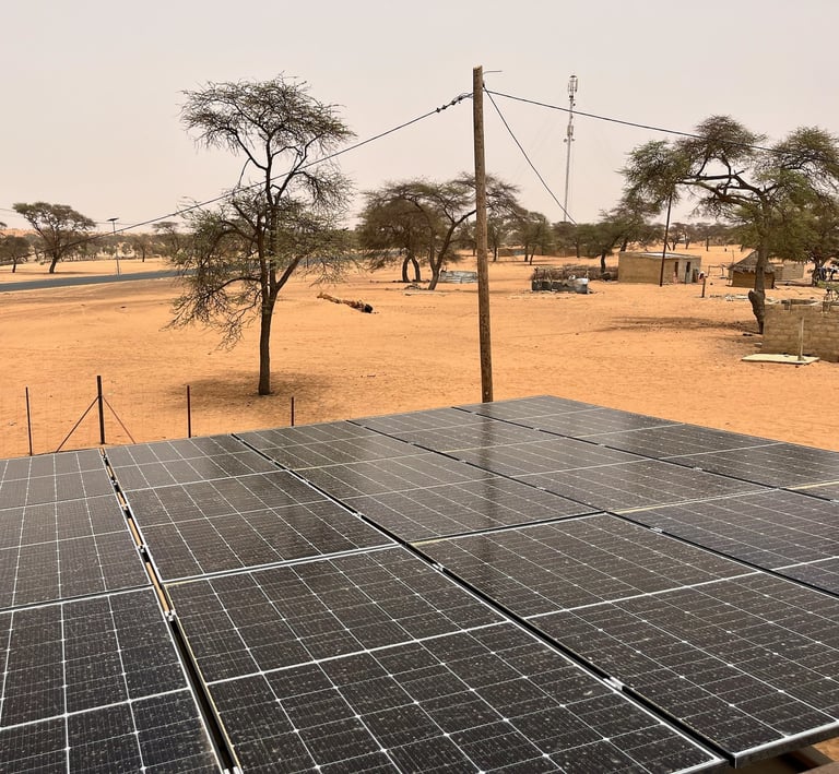 Blick auf eine Straße über eine Solaranlage 