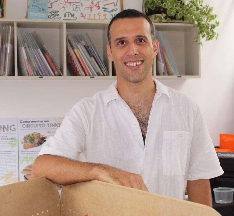 Foto do arte educador e ecobrinquedista Renato M. Barboza