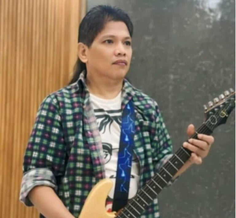 Lead guitar player