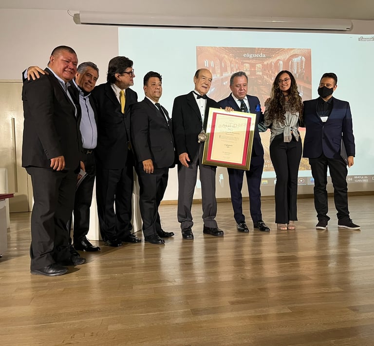Foto con el certificado del libro Viñedos Espectaculares México
