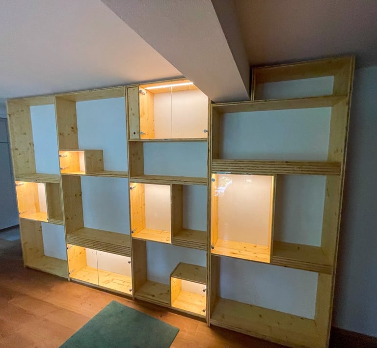 Modernes Regal mit Glastüren und LED-Beleuchtung – ideal für Bücher und Modellpräsentationen