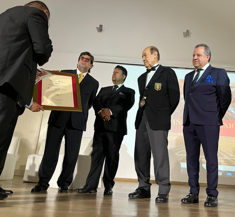 Entrega del certificado del libro a los creadores 