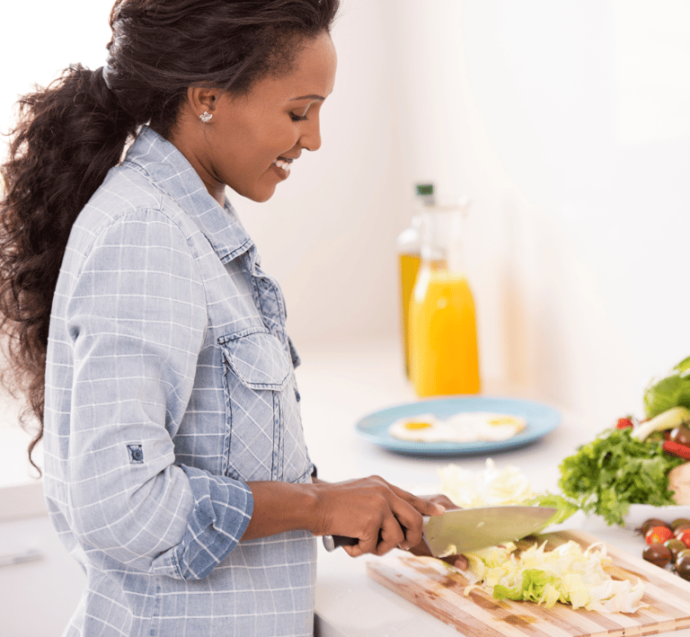 eine Frau die Spaß beim Kochen hat
