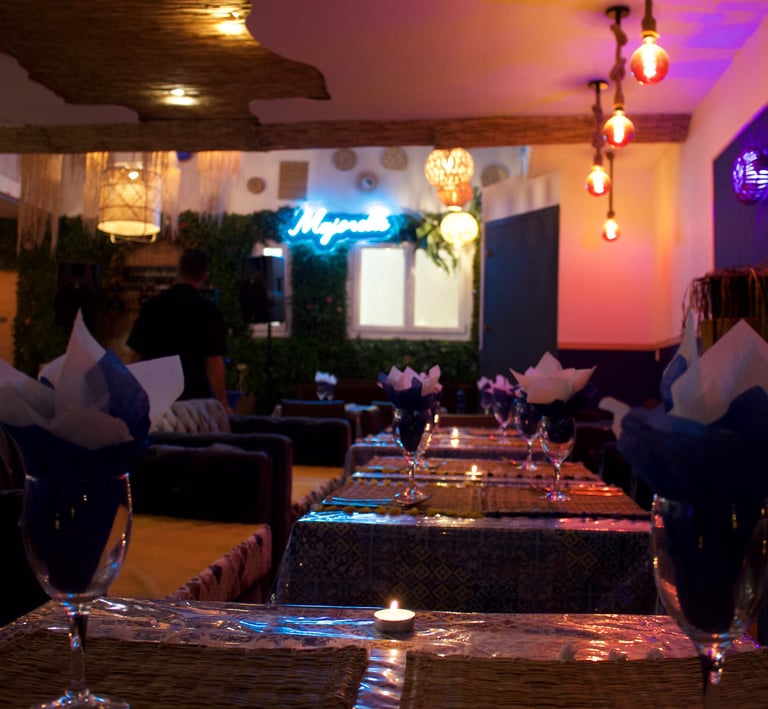 Salle intérieure du restaurant Majorelle à Bordeaux, ambiance marocaine feutrée avec tables dressées