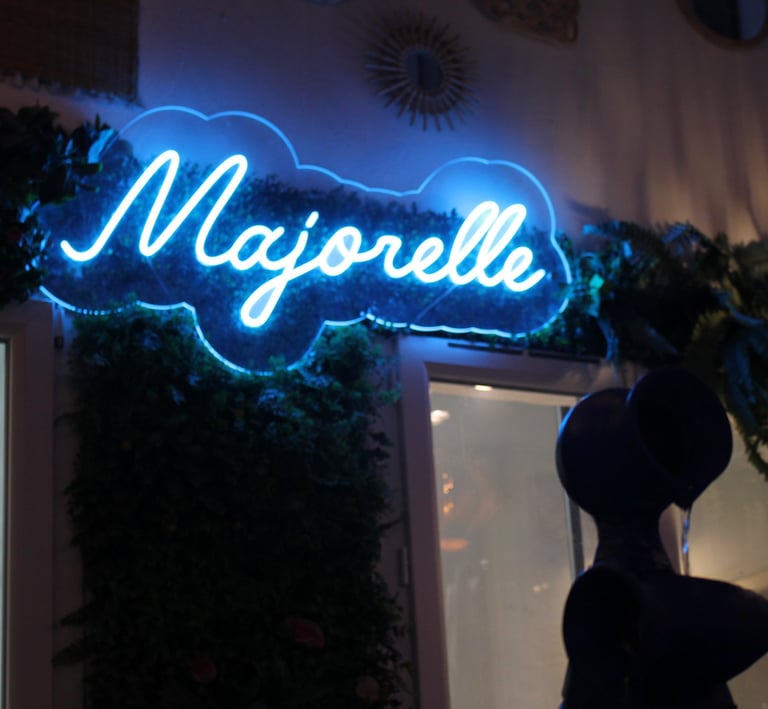 Enseigne lumineuse Majorelle en néon bleu, reflet de l’élégance du restaurant marocain à Bordeaux