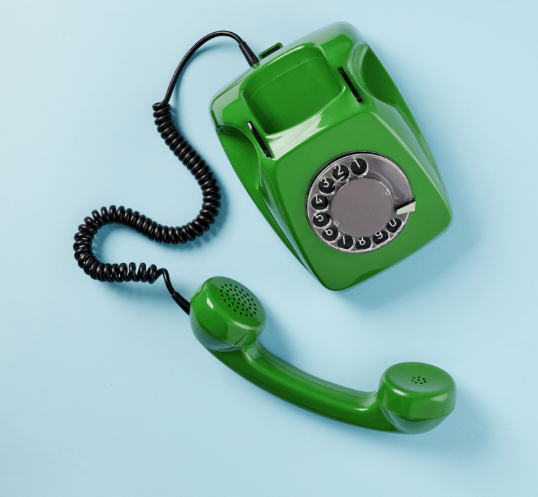 téléphone vert sur un fond bleu