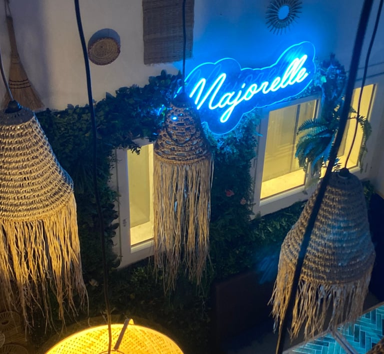 Restaurant Majorelle à Bordeaux, enseigne lumineuse bleue et suspensions artisanales