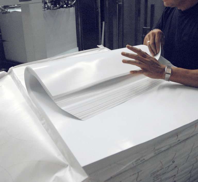 Impresor colocando el papel para impresión del libro