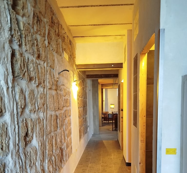 Corridoio accogliente immobile in vendita: pietra a vista, pavimento design.