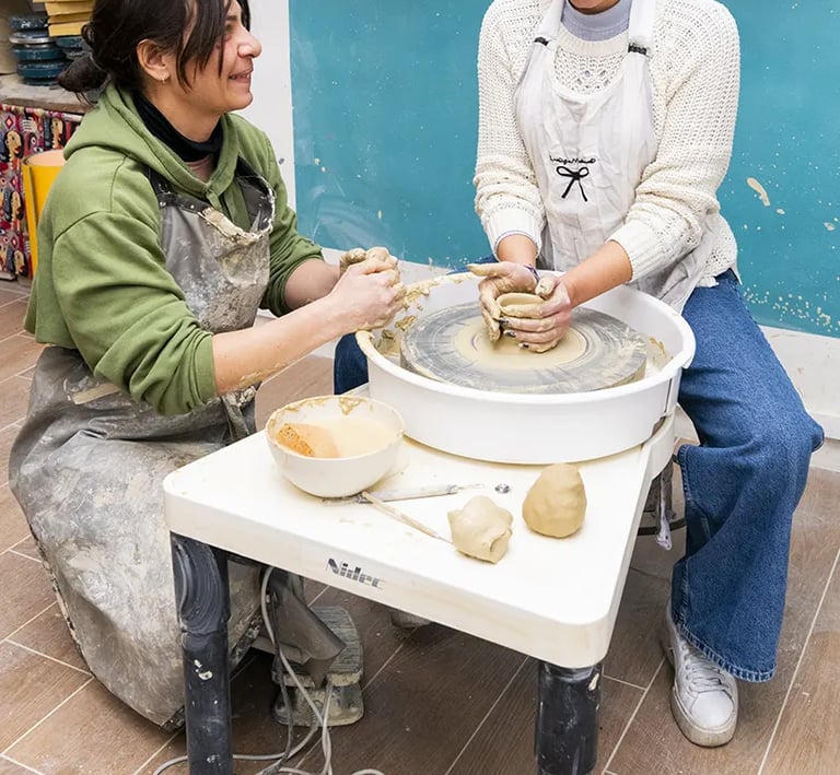 immagine di una lezione di tornio con una allieva
