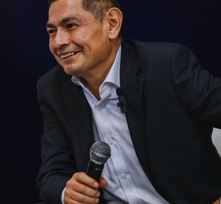 Bernardo presentan su libro en la FIL de Guadalajara