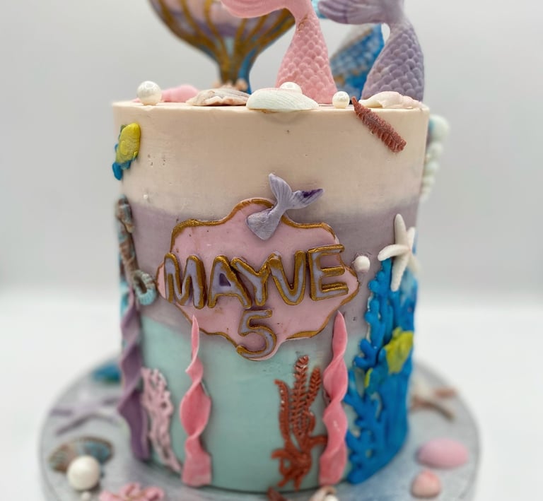 Layer cake thème sirène, modelages et couleurs vives