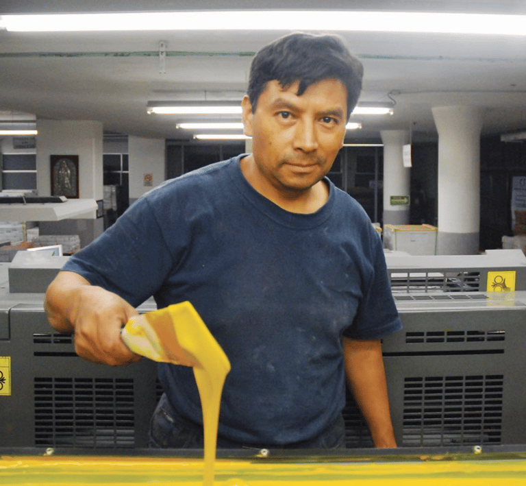 Especialista colocando tinta para la impresión del libro