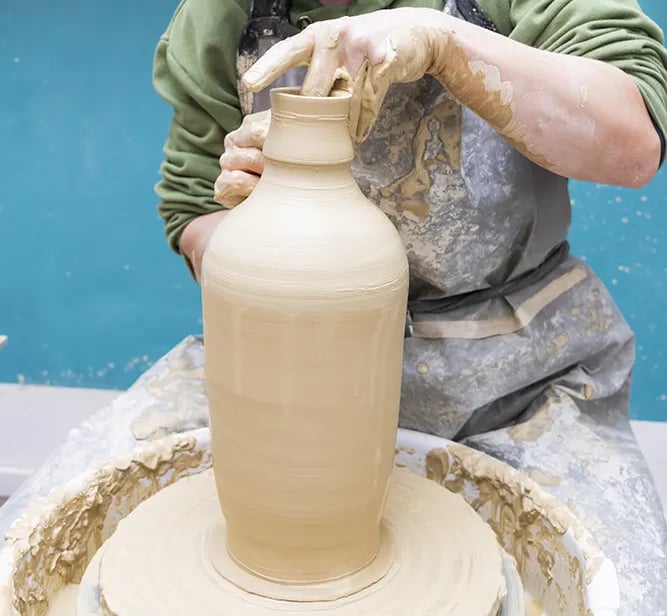 un grosso vaso prende vita