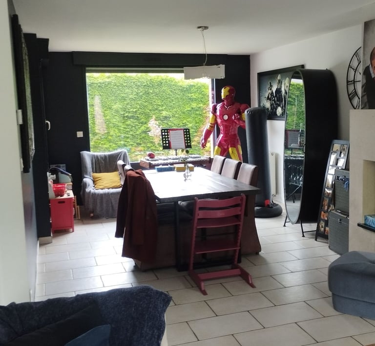 salle à manger murs noirs et carrelage blanc