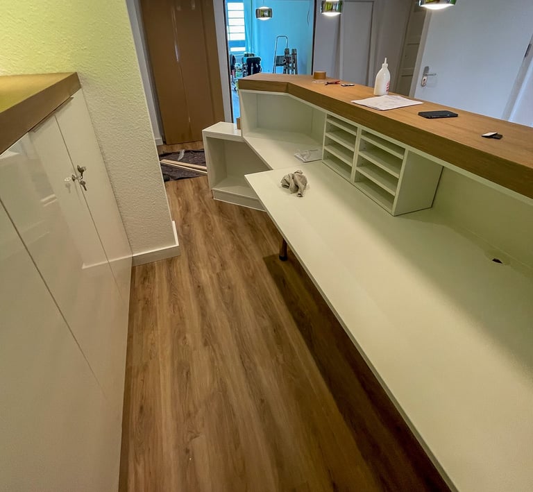 Moderne Empfangstheke Innenseite. Individuell gefertigt von Tischlerei Gintner