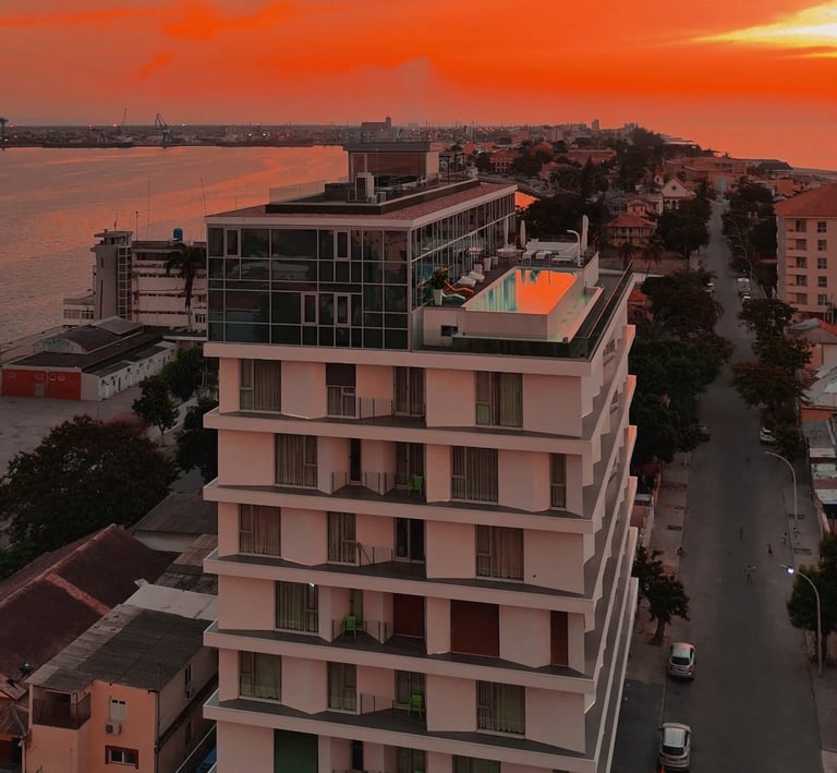 Pôr do Sol ao do edifício arrábida