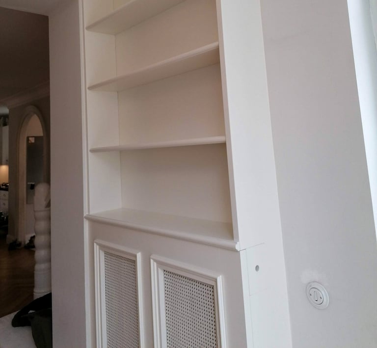 Maßgefertigte Heizkörperverkleidung mit integriertem Regal, Individuelles Design von Erik Gintner