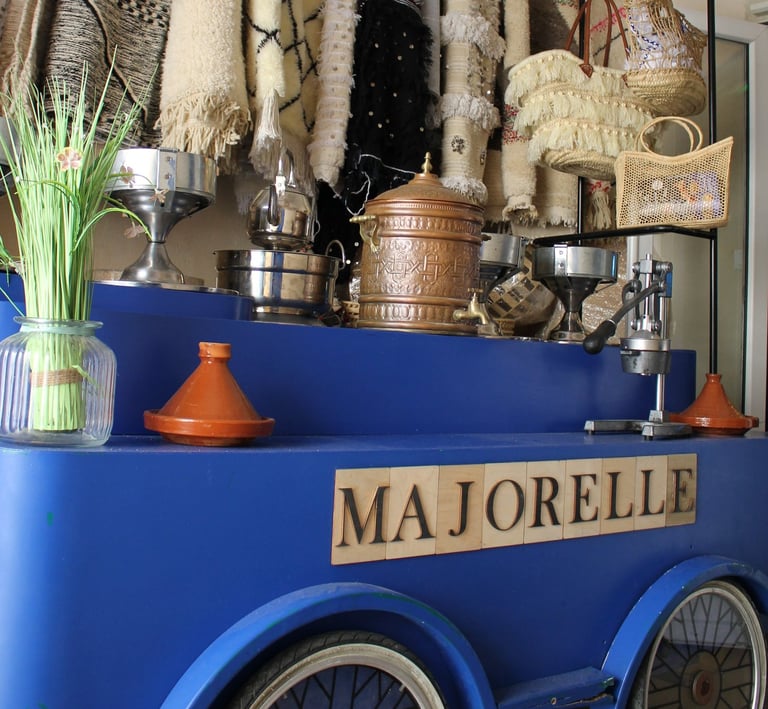 Chariot marocain décoratif avec objets artisanaux faits main, exposé dans le restaurant Majorelle 