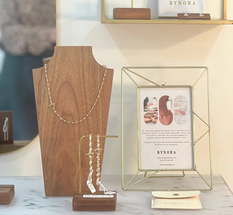 Photo d'un coin de la boutique BYNORA, avec bijoux en pierres naturelles