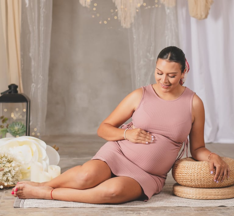 una mujer embarazada en una sesión fotográfica