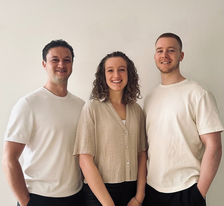 FRAMA Teamfoto – Johannes, Eva und Linus vor weißem Hintergrund