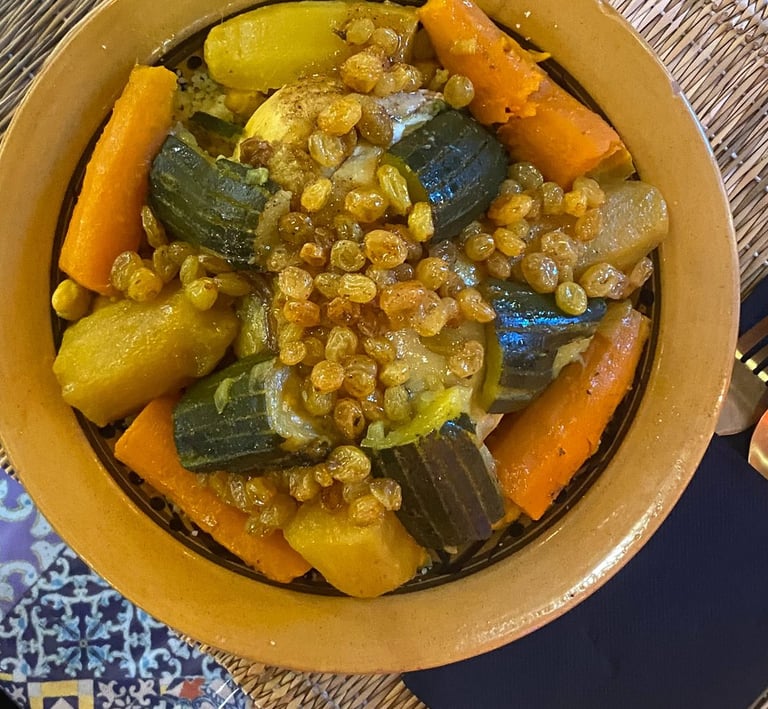  Plat de couscous marocain avec légumes frais, servi chez Majorelle, restaurant marocain à Bordeaux